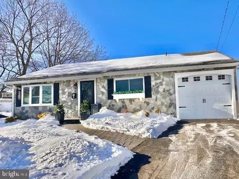 8 Willow Ct, Parlin, NJ 08859