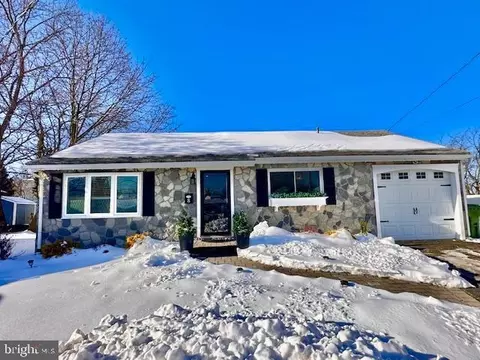 8 Willow Ct, Parlin, NJ 08859 photo 2