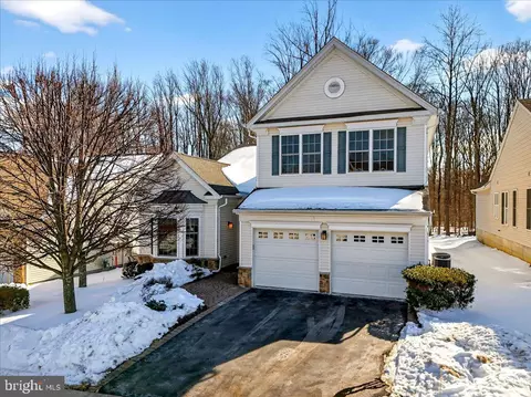 38 Edgemere Dr, Kendall Park, NJ 08824