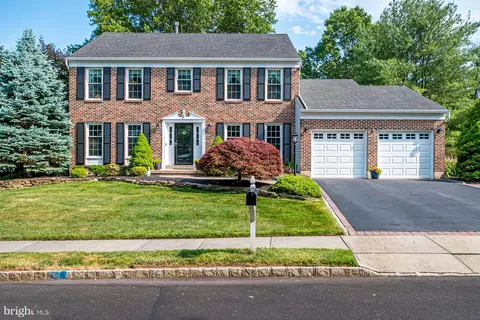 3 Clinton Ct, Kendall Park, NJ 08824