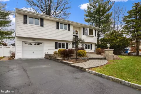 4 Seymour Ter, Piscataway, NJ 08854
