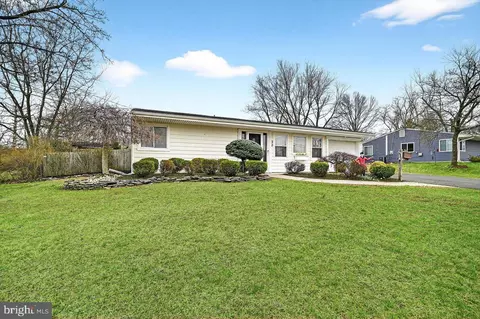32 Kingsley Rd, Kendall Park, NJ 08824