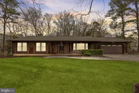 1 Garvey Dr, Monroe Township, NJ 08831