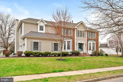 4 Bergen Dr, Cranbury, NJ 08512