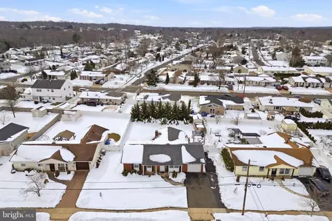15 Drexel Ter, Monroe Township, NJ 08831