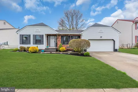 3 Lynn Ct, North Brunswick, NJ 08902