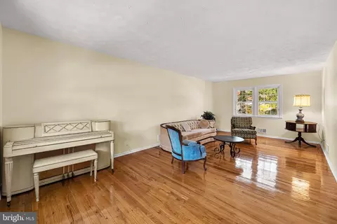Living - 2 Paula St, Edison, NJ 08820 photo 2 of 6
