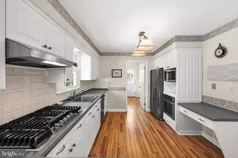 Kitchen - 2 Paula St, Edison, NJ 08820 photo 3 of 6