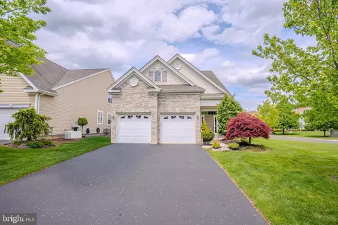 2 Diamond Spring Dr, Monroe Township, NJ 08831
