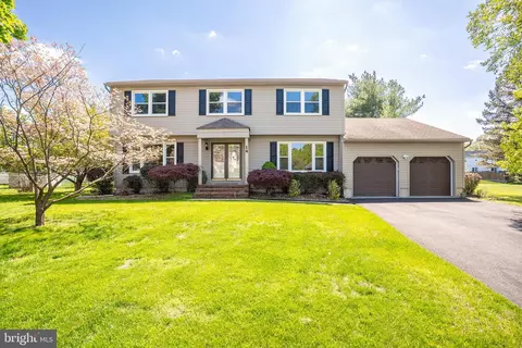 14 Dov Pl, Kendall Park, NJ 08824