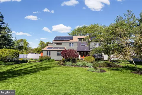 2 Pollak Ct, Cranbury, NJ 08512