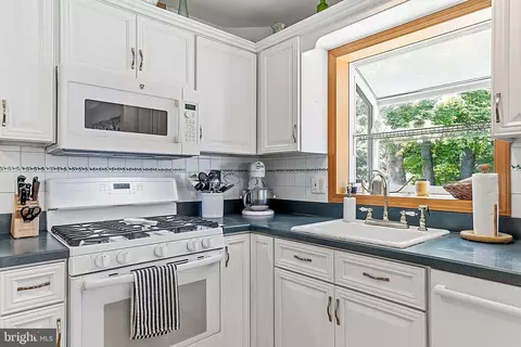 Kitchen - 7 Dellview Dr, Edison, NJ 08820 photo 1 of 2