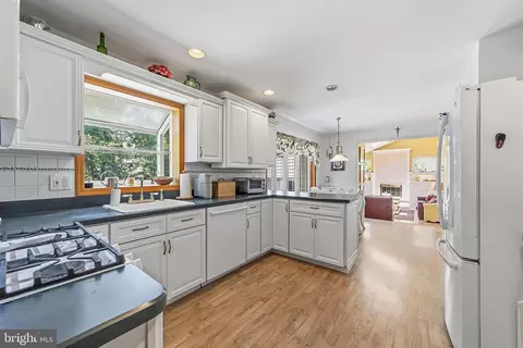 Kitchen - 7 Dellview Dr, Edison, NJ 08820 photo 2 of 2