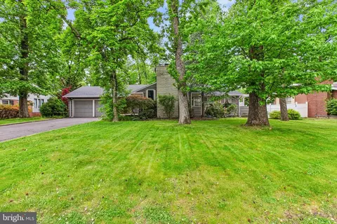 4 Taylor Dr, New Brunswick, NJ 08901