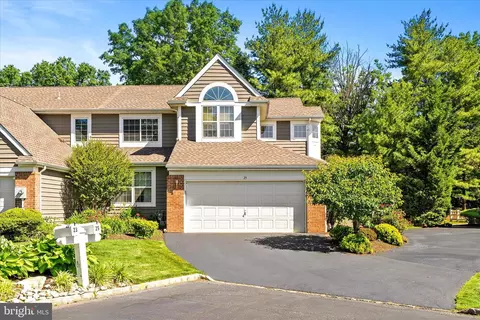 25 Cypress Point Ln, Monroe Township, NJ 08831