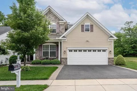 44 Hardwick Dr, Kendall Park, NJ 08824