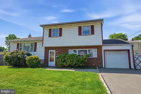 11 Reo Ct, Colonia, NJ 07067