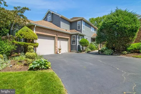 19 Fairway Blvd, Monroe Township, NJ 08831