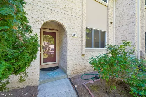 90 Tennyson Dr, Plainsboro, NJ 08536