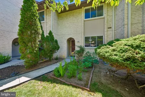 90 Tennyson Dr, Plainsboro, NJ 08536