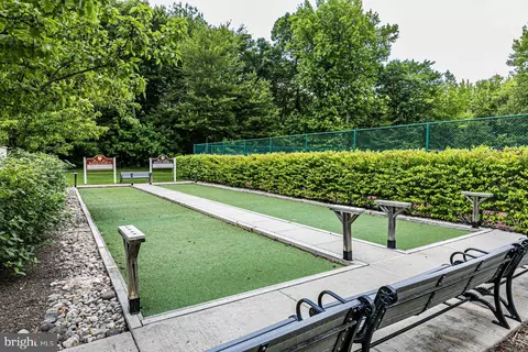 40 Inverness Dr, Kendall Park, NJ 08824