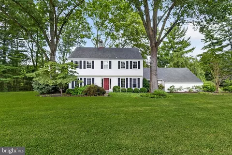 9 Wynnewood Dr, Cranbury, NJ 08512