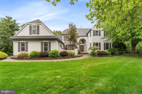 1 Woodland Dr, Cranbury, NJ 08512