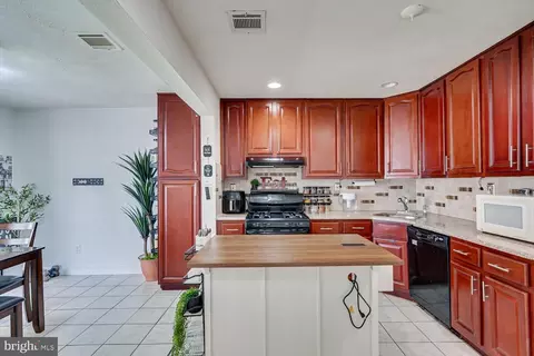 Kitchen - 15 Markham Rd, Edison, NJ 08817 photo 3 of 4