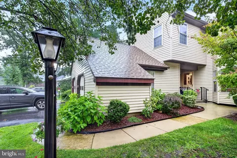 5 Hillsborough Dr #B, Monroe Township, NJ 08831