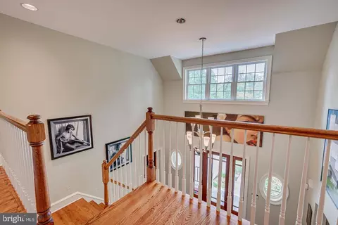 Entry Way - 4 Edgewood Rd, Edison, NJ 08820 photo 5 of 6