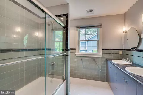 Bath - 4 Edgewood Rd, Edison, NJ 08820 photo 4 of 6