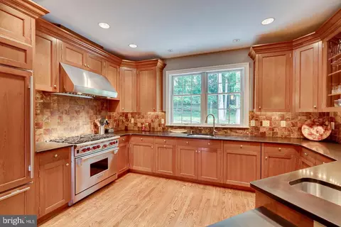Kitchen - 4 Edgewood Rd, Edison, NJ 08820 photo 2 of 6
