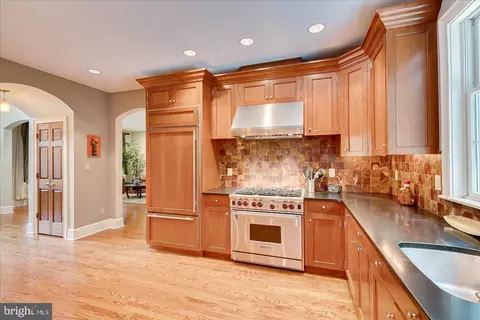 Kitchen - 4 Edgewood Rd, Edison, NJ 08820 photo 5 of 6