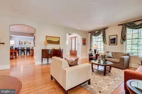 Living - 4 Edgewood Rd, Edison, NJ 08820 photo 2 of 2