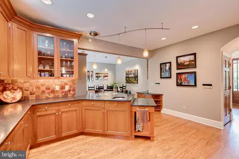 Kitchen - 4 Edgewood Rd, Edison, NJ 08820 photo 4 of 6