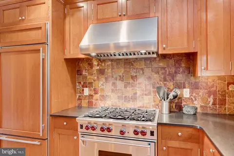 Kitchen - 4 Edgewood Rd, Edison, NJ 08820 photo 6 of 6