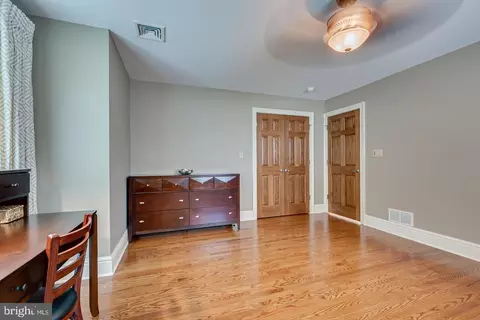 Bedroom - 4 Edgewood Rd, Edison, NJ 08820 photo 6 of 6