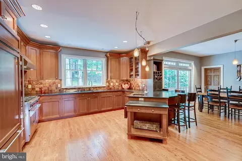 Kitchen - 4 Edgewood Rd, Edison, NJ 08820 photo 1 of 6