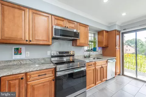 323 Gill Ln #12R, Iselin, NJ 08830