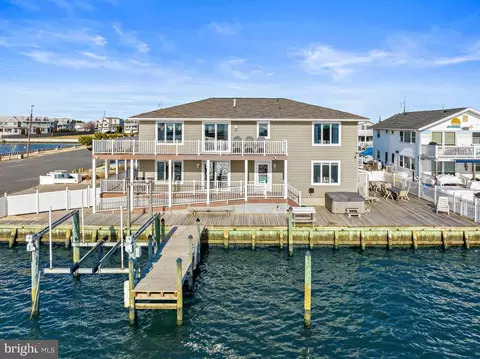 10 Shore Rd, Surf City, NJ 08008