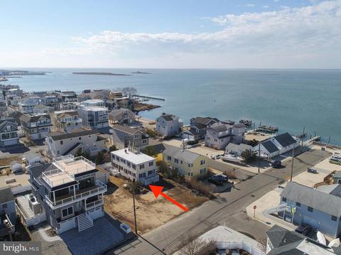110 W 18th St, Long Beach Township, NJ 08008