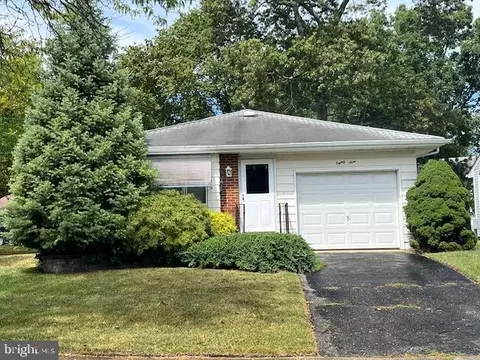 89 Sunflower Ln, Toms River, NJ 08755