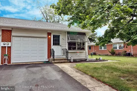 13 Yortowne Pkwy # B, Whiting, NJ 08759