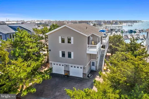 12 Roberts Dr, Ship Bottom, NJ 08008