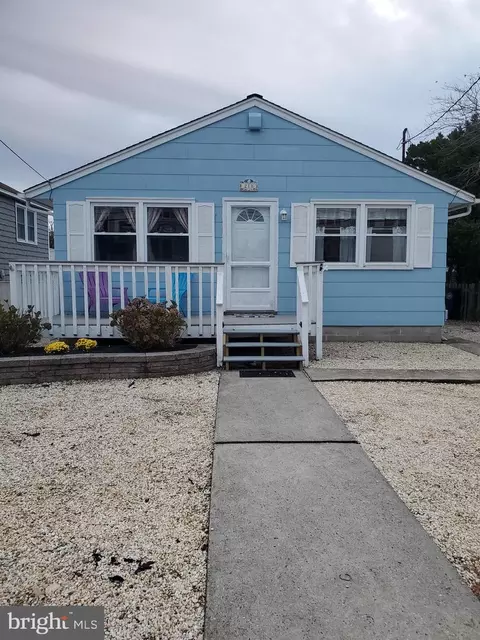 218 11th St, Beach Haven, NJ 08008