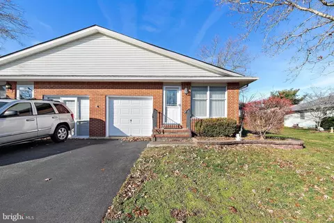 20 Magnolia Rd, Manahawkin, NJ 08050