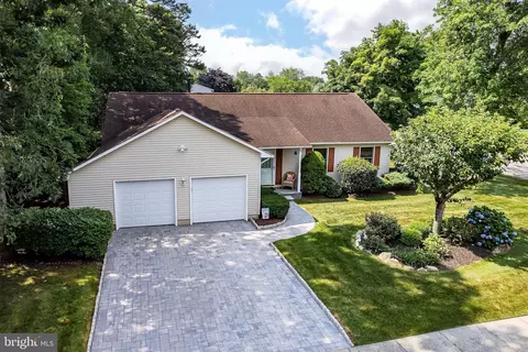 17 Shoveler Ln, Manahawkin, NJ 08050