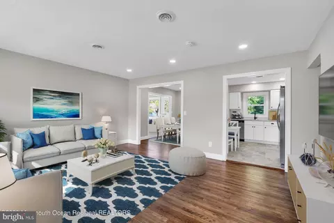 16 Chancellor Ct, Toms River, NJ 08757