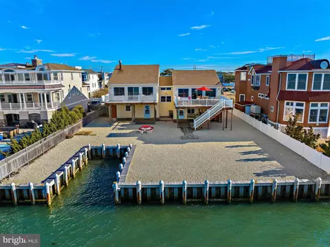 9 W 51st St, Long Beach Township, NJ 08008