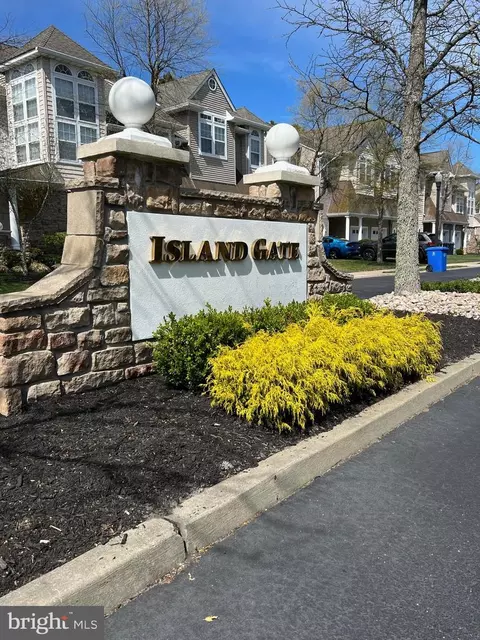7 Sea Breeze Ct, Manahawkin, NJ 08050